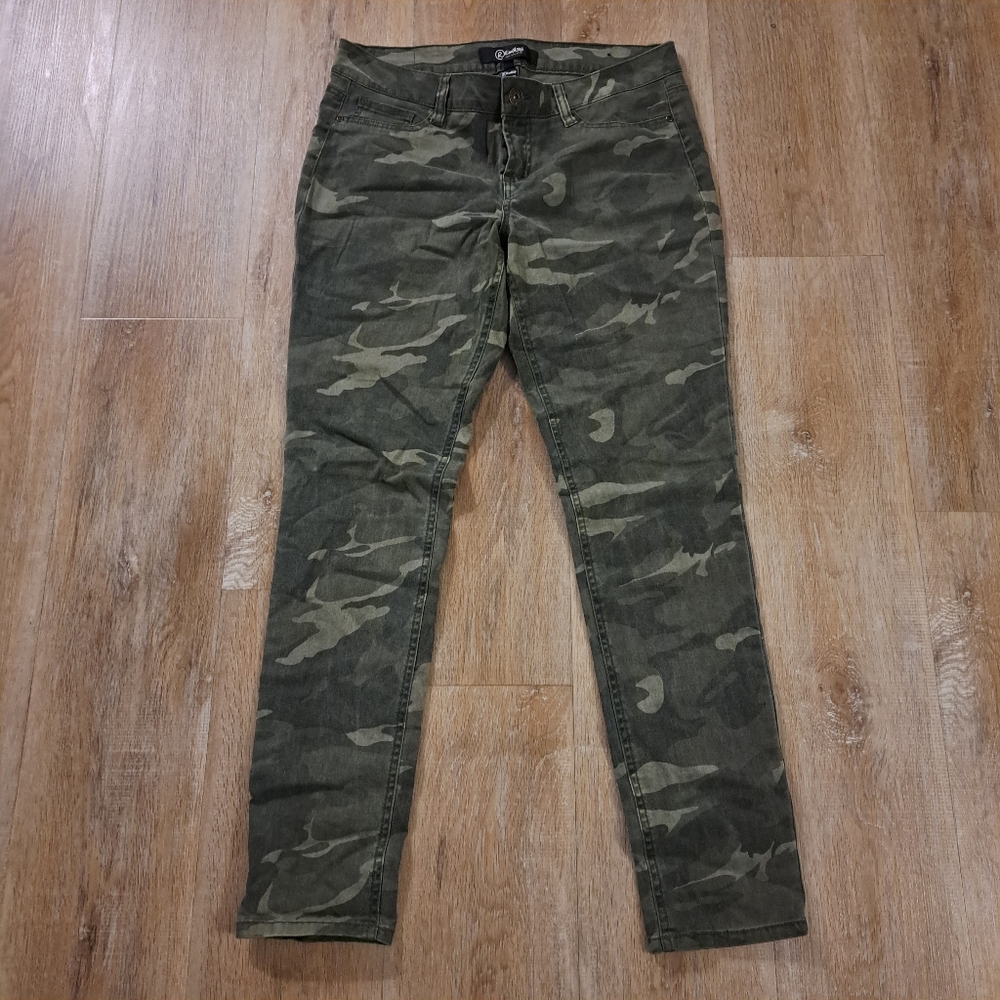 Rewash Womenโs Olive Skinny Camo Jeans Various Hues Women's Juniors Size 11